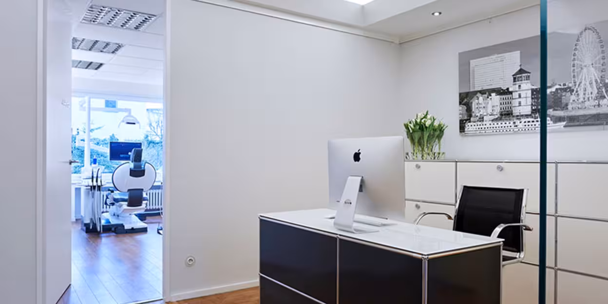 Empfang und Behandlungszimmer