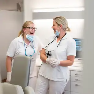 Zwei Mitarbeiterinnen im Behandlungsraum
