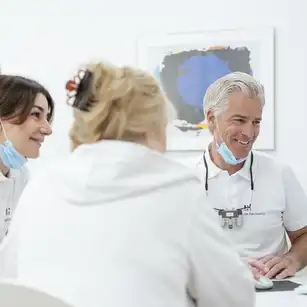Dr. Tom Froböse mit seinem Team
