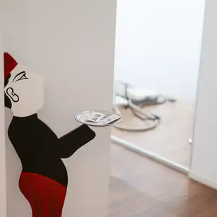 Eine Holzfigur als Butler in der Zahnarztpraxis in Düsseldorf