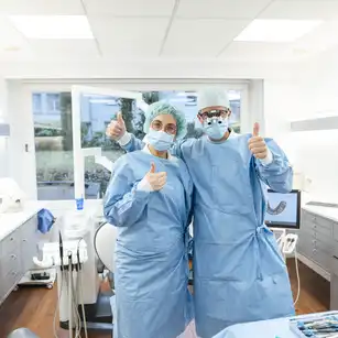 Zahnarzt Dr. Tom Froböse und eine Mitarbeiterin in OP-Kleidung