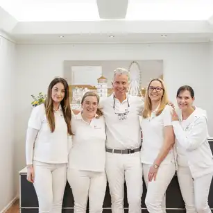 Dr. Tom Froböse mit seinem Team