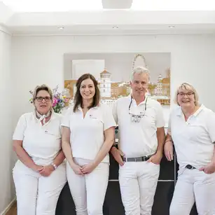 Dr. Tom Froböse mit seinem Team