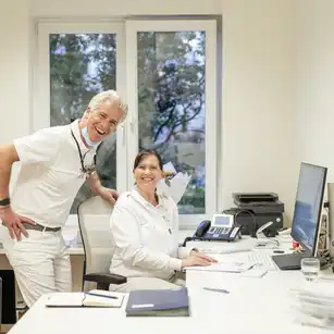 Dr. Tom Froböse und eine Mitarbeiterin in der Zahnarztpraxis