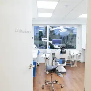 Blick in ein Behandlungszimmer in der Zahnarztpraxis in Düsseldorf