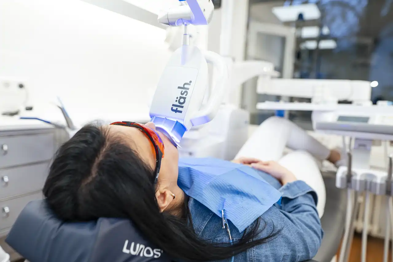 Patientin während einer Bleaching-Behandlung