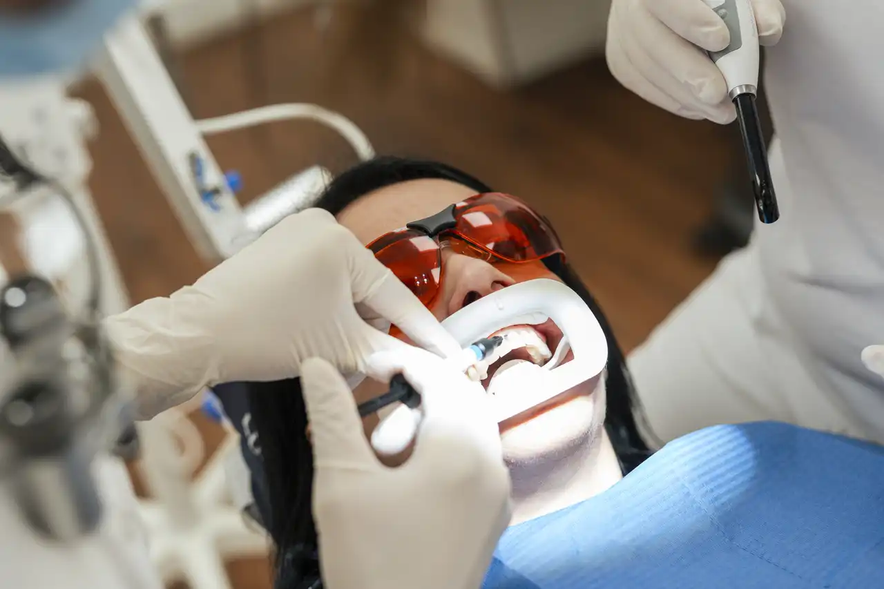 Patientin während einer Bleaching-Behandlung