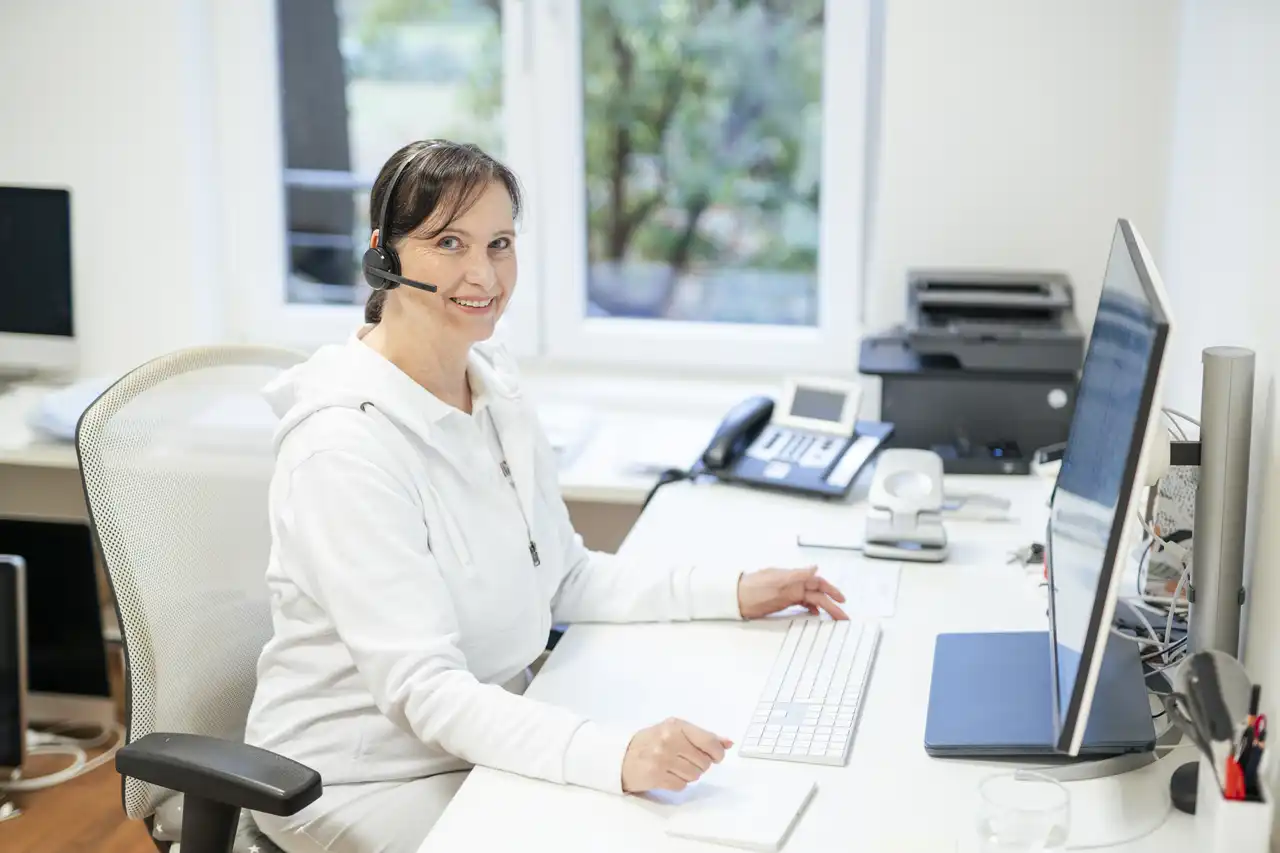 Eine Mitarbeiterin von Dr. Froböse am Telefon