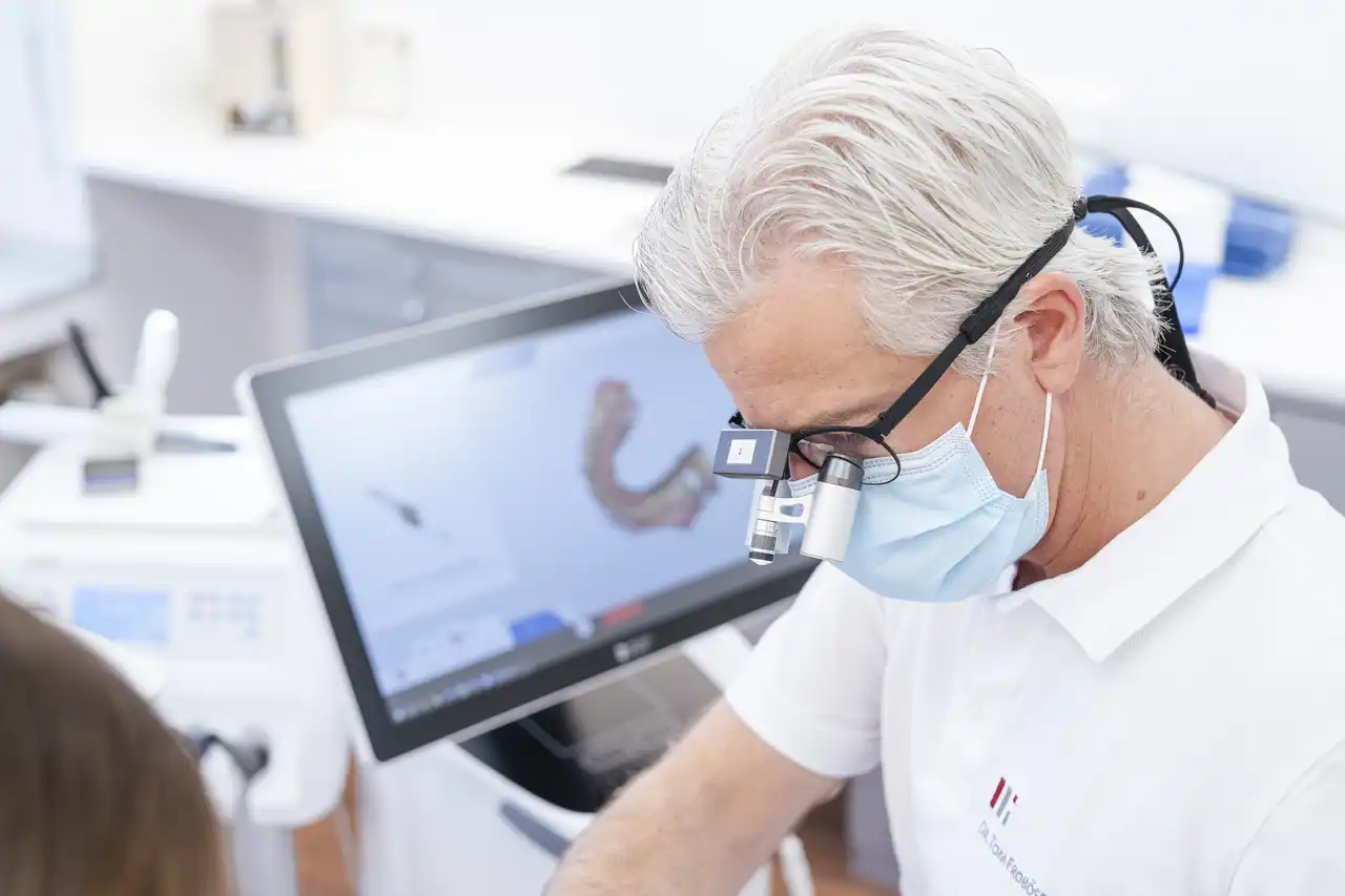 Zahnarzt Dr. Tom Froböse während einer Zahnbehandlung