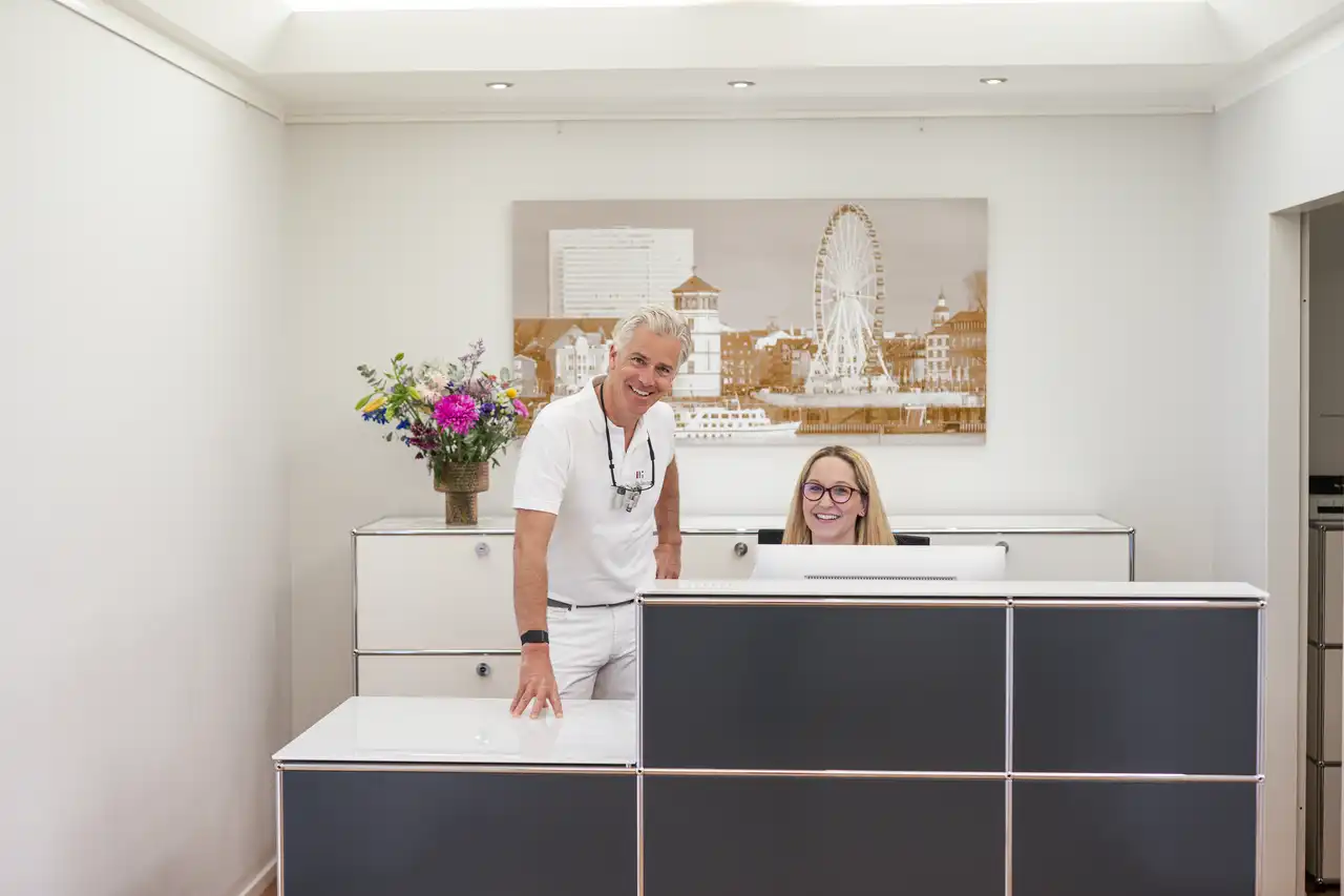 Dr. Tom Froböse und Carina Prütz am Empfang in der Zahnarztpraxis