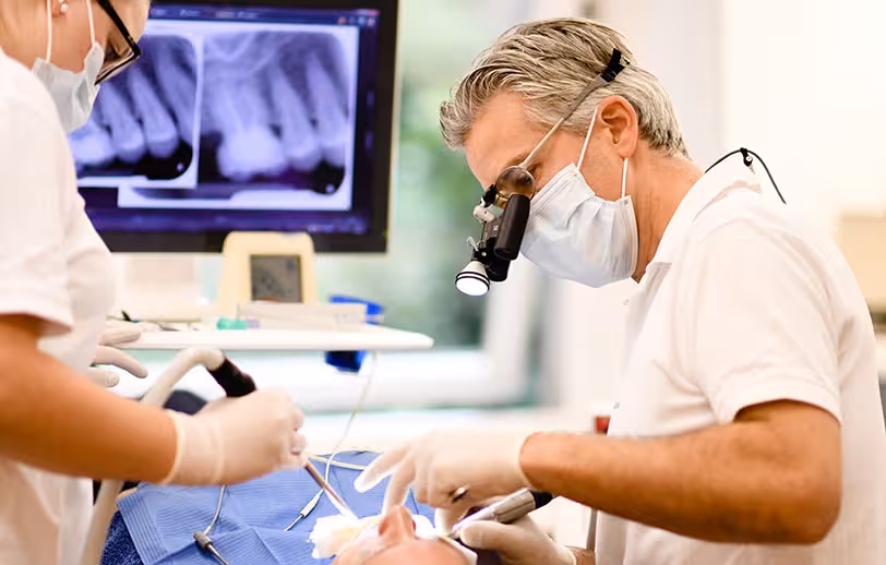 Dr. Froböse während einer Behandlung