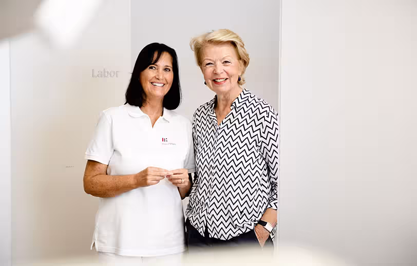 Frau Patten mit einer Patientin