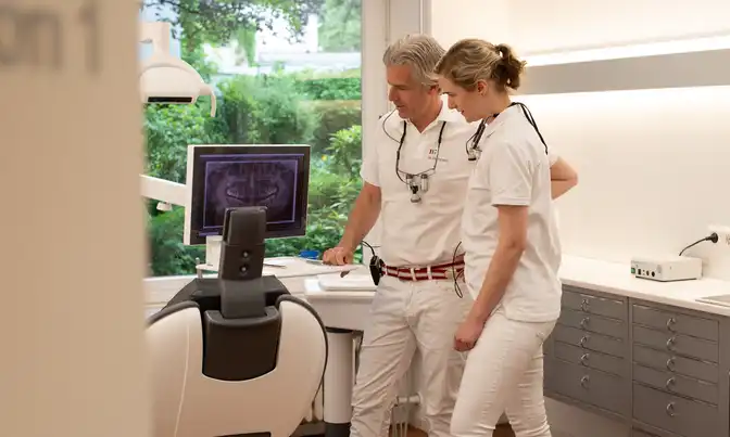 Dr. Froböse und Dr. Fernández schauen auf ein Röntgenbild