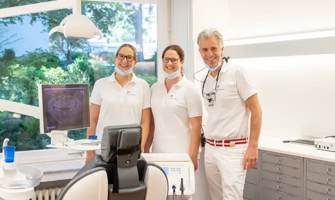 Dr. Froböse mit zwei Mitarbeiterinnen