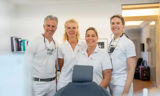 Dr. Froböse und sein Team im Behandlungszimmer