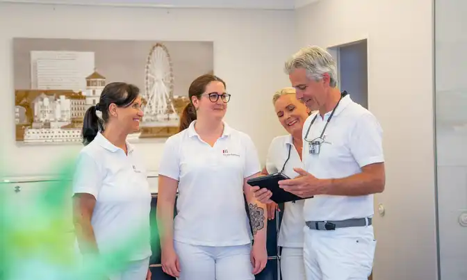 Dr. Froböse und sein Team in der Praxis