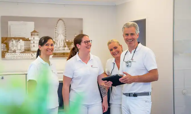 Dr. Froböse und sein Team in der Praxis