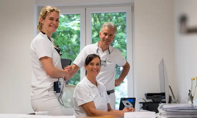 Dr. Froböse mit Dr. Fernández und Frau Patten