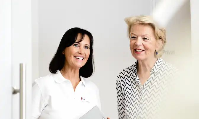 Frau Patten mit einer Patientin