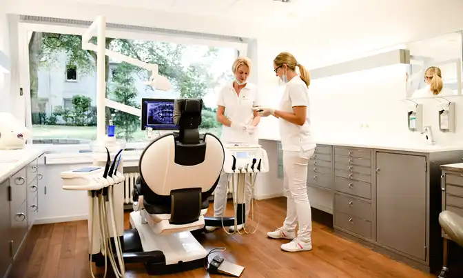 Teammitarbeiter im Behandlungszimmer