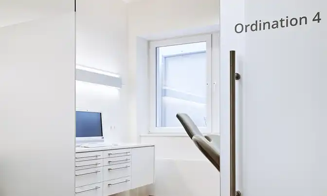 Seitlicher Blick in eine Behandlungszimmer