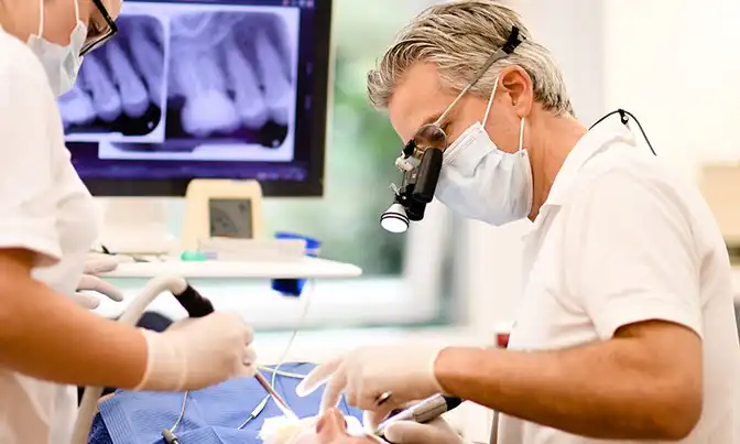 Dr. Froböse während einer Behandlung
