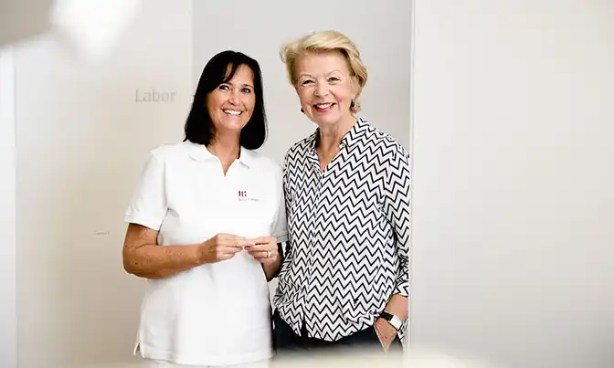 Frau Patten mit einer Patientin