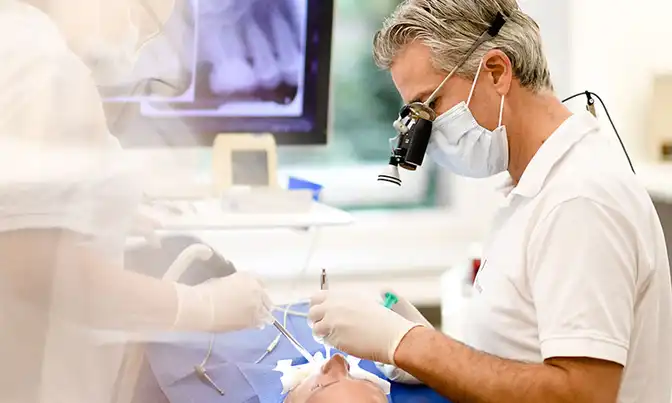 Dr. Froböse während einer Behandlung
