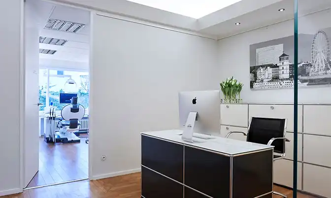 Empfang und Behandlungszimmer
