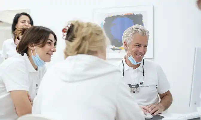 Dr. Tom Froböse mit seinem Team