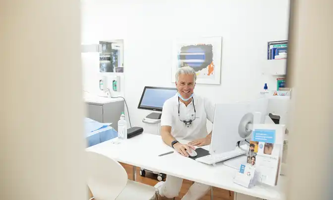 Zahnarzt Dr. Tom Froböse am Schreibtisch