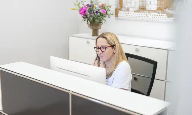 Eine Mitarbeiterin am Telefon