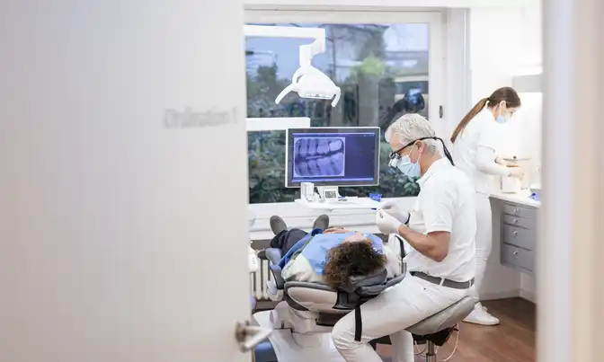 Dr. Froböse während einer Zahnbehandlung