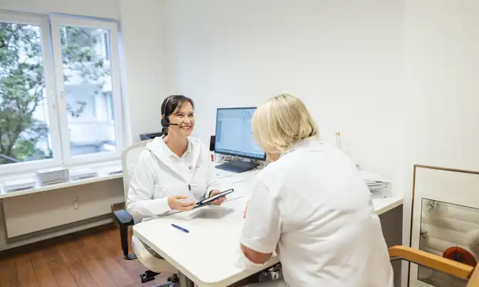 Zwei Mitarbeiterin von Dr. Froböse in der Zahnarztpraxis