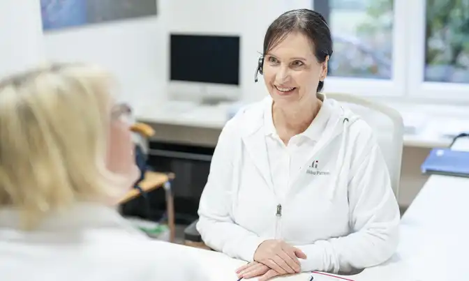 Eine Mitarbeiterin während eines Beratungsgesprächs