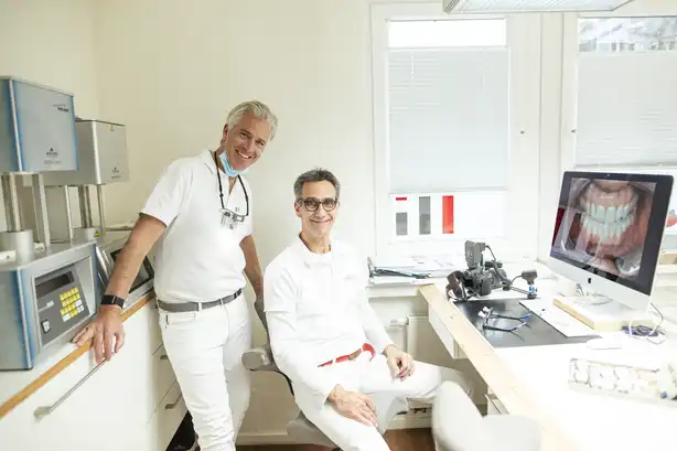 Dr. Tom Froböse und Albert Hemmersbach im zahntechnischen Labor